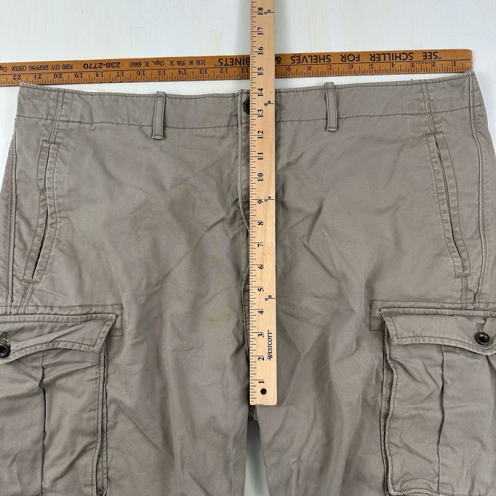 Y2K Levi's Baggy Cargo Shorts Men Khaki Actual 43 x 11 Grunge White Tab Military - Picture 8 of 14